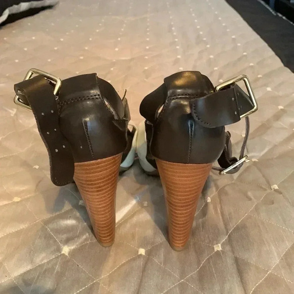 Kenneth Cole Reaction| Woman’s wooden heeled open toe sandal/shoe. Size: 7 - Picture 4 of 5